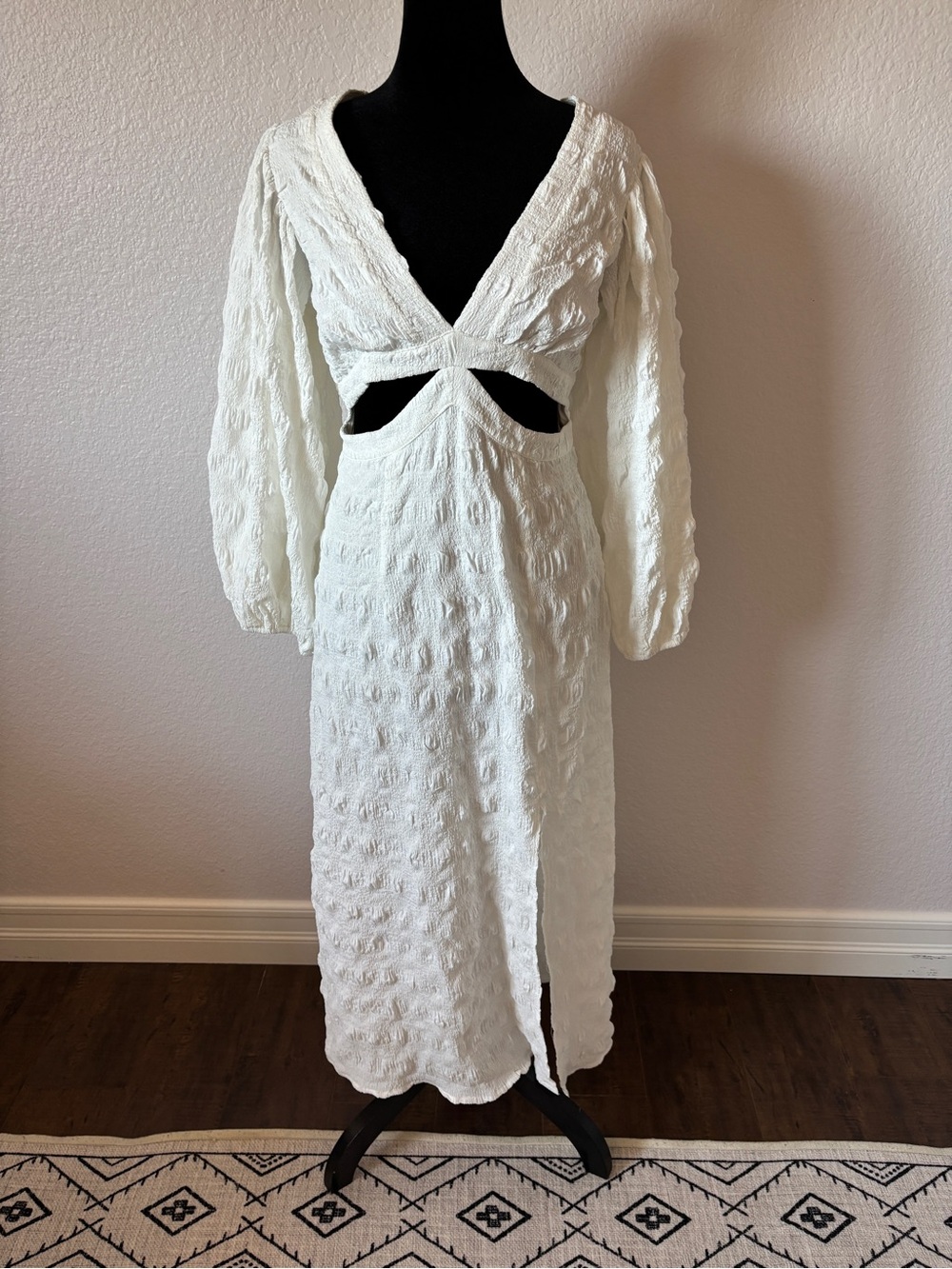 Showpo. Miggy Textured White Cutout Maxi Dress with Puff Sleeves - Picture 6 of 12